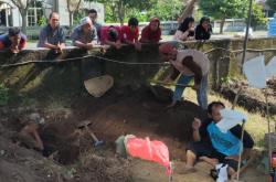 Proyek Jalan Bandara Dhoho Kediri Gusur 10 Makam Tua