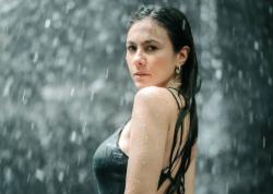 Pose Hot Wulan Guritno di Air Terjun, Bikin Kaum Pria Merinding