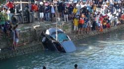 Mobil yang Dikendarai Emak-emak di Baubau Terjun ke Muara