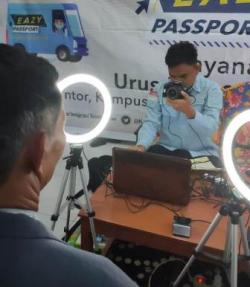 Susuri Sungai, Petugas Imigrasi Tembilahan Berikan Layanan Paspor Keliling