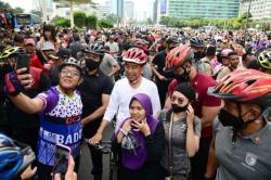 Banyak Warga Minta Foto, Jokowi Jadi Sorotan Saat Gowes di CFD Sudirman - Thamrin