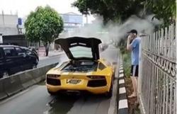 Lagi Apes, Mobil Lamborghini Berasap dan Mogok di Jalur Transjakarta, Kena Tilang Pula Rp500 Ribu