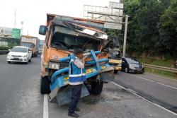 Tabrakan Libatkan 3 Truk di Tol Tol Jakarta-Tangerang, Macet Panjang hingga 6 Kilometer