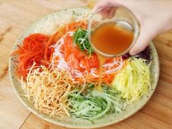 Yu Sheng Salad Khas Imlek Dipercaya Membawa Keberuntungan, Ini Resepnya ala Devina Hermawan