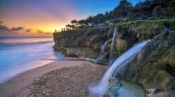 Unik! Pantai dan Air Terjun yang Menyatu di Pantai Banyu Tibo, Pacitan