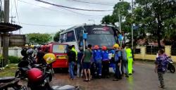 Kendaraan Mogok akibat Terendam Banjir di Suralaya Merak