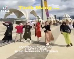 Bandel Banget! Sudah Dilarang Ngonten di Masjid Al Jabbar, Emak-Emak Ini Masih Aja Asyik Joget