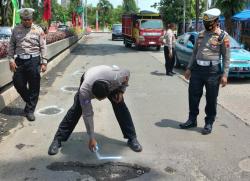 Satlantas Polres Grobogan Tandai Lubang Jalan Dengan Cat Putih, Ternyata Ini Tujuannya