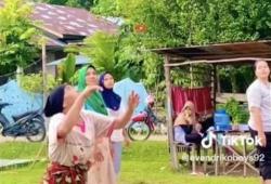 Bikin Takjub Netizen Nenek-Nenek Main Voli, Masya Allah Pukulan Smesnya !