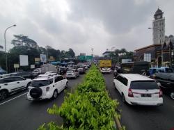 Libur Panjang Perayaan Imlek, Jalur Puncak Mulai Ramai Dipadati Kendaraan