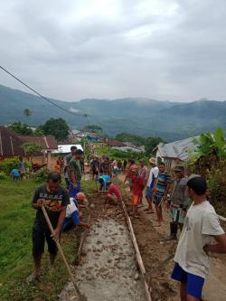 Masyarakat Kampung Pora, Ndoso Gotong Royong Bangun Rabat Jalan Tengah Kampung
