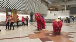 Imlek, Atraksi Barongsai Hibur Penumpang di Bandara Juanda