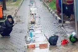 Waduh, Penampakan Antrean Pasien RSMH Palembang Pakai Batu Bata hingga Helm