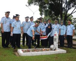 Hari Bhakti Imigrasi, Kemenkumham Riau Gelar Upacara Tabur Bunga di Makam Pahlawan