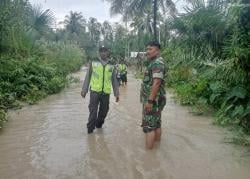 Curah Hujan Tinggi, Babinsa Kodim 0103/Aut Bersama Babinkamtibmas Ingatkan Warga Agar Tetap Waspada.