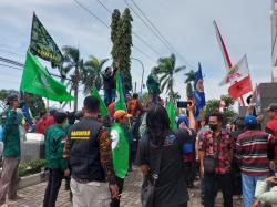 Ratusan Massa Berunjuk Rasa di Gedung DPRD Pemalang, Tuntut Tempat Prostitusi Dibongkar