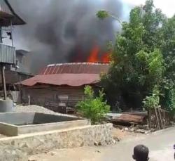 Si Jago Merah Lalap Dua Rumah di Sidrap, Kerugian Ditaksir Ratusan Juta