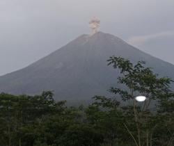 Pagi Ini, Gunung Semeru Alami 2 Kali Erupsi