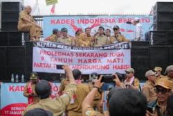 Ratusan Perangkat Desa Demo di Gedung DPR Hari Ini, Apa Tuntutannya?