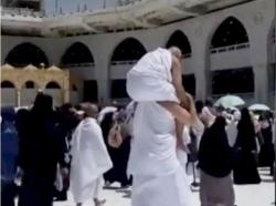Saat Lakukan Tawaf Jamaah Umrah Pria Gendong Ayah di Pundak , Sungguh Anak Berbakti !