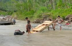 Demi Sebrangi Sungai, Warga di Banjarnegara Bikin Jembatan Darurat