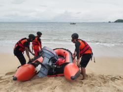 Pencari Kerang Laut Hilang di Pantai Mawun