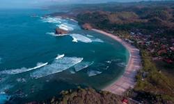 Pesona Pantai Watu Karung, Spot Selancar Kelas Dunia