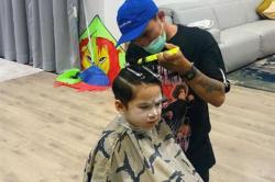 Mahal Amat, Tukang Cukur Rafathar Sekali Potong Rambut Dapat Bayaran Seharga Smartphone