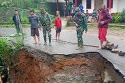 Diguyur Hujan Deras, Jembatan di Jalan Cikalong Singajaya Garut Amblas