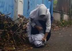 Waduh, Dua Siswi Cantik Baku Hantam di Depan Rumah Dinas Gubernur Bengkulu