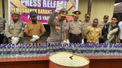 Polres Yahukimo Musnahkan Ratusan Botol Miras Pabrikan Hasil Razia