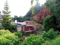 Tebing 30 Meter Longsor di Lembang Bandung Barat, 2 Bangunan Rusak