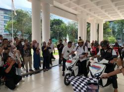 Kampanyekan Energi Terbarukan, Ridwan Kamil dan Bobby Jajal Motor Listrik di Jalanan Kota Medan