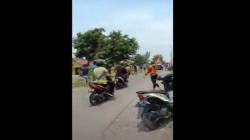Bukan Kali Pertama, Pengendara Mobil Ini Sebar Uang di Jalanan