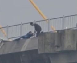 Gempar ! Aksi Heroik Pria Tarik Wanita Hendak Lompat ke Laut dari Jembatan