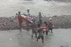Jembatannya Terputus, Terpaksa  Ibu Hamil Ditandu Warga Sebrangi Arus Sungai di Garut