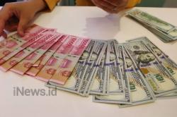 Jelang Lebaran, Rupiah Terus Merosot Dekati Rp16.000 per Dolar AS