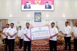 Pembangunan Jalan Wisata, Gubernur Sulsel Serahkan Bantuan Rp31,2 Miliar untuk Pemkab Tana Toraja