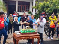 Gowes Bareng : PWI Bojonegoro beri Kejutan Bupati Anna