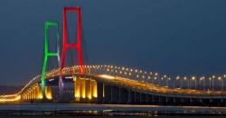 Asiknya Nongkrong sambil Menikmati Sunset di Jembatan Suramadu. Wajib Dikunjungi