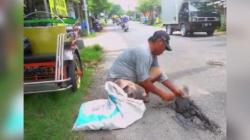 Bikin Haru, Tukang Becak Perbaiki Jalan Berlubang Agar Putrinya Tidak Celaka