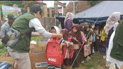 Wajah Sumringah Anak Yatim Terdampak Bencana Gempa Cianjur Dapat Perlengkapan Sekolah MNC Peduli