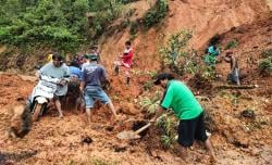 Longsor Tutup Jalan Poros di Pesondongan Toraja Utara