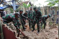 Pasca Gempa Bumi, Prajurit Kodim 0611/Garut Berjibaku Bersihkan Puing-Puing Reruntuhan