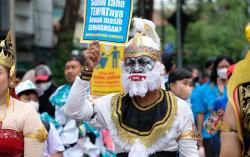 Saat Super Hero Lokal Kampanye Kesadaran Membuang Sampah pada Tempatnya di CFD Solo