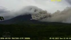 Breaking News! Erupsi Gunung Semeru Luncurkan Awan Panas Guguran Sejauh 6 Kilometer