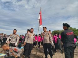 Polres Pangandaran Ajak Wisatawan Bersih-bersih Pantai dan Senam Kaka Endah