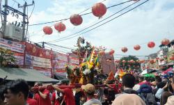 Masyarakat Antusias Sambut Kirab Cap Go Meh, Bupati Cellica Apresiasi! 