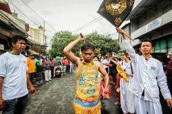 FOTO: Kemeriahan Cap Gomeh 2023 di Glodok, Wajah Dukun Tionghoa Ditusuk Besi