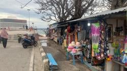 Pedagang dan Pengunjung Tanjung Bira Bahagia Masjid Terapung Diresmikan